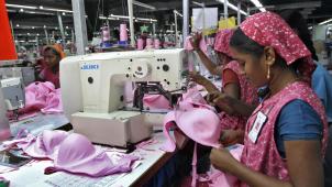 L’omniprésence de femmes dans des secteurs comme le textile maintient les inégalités socio-économiques.