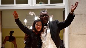 Nadia Mourad et le docteur Mukwege saluent les centaines de personnes venues les féliciter au pied du Grand Hôtel, lundi soir à Oslo.
