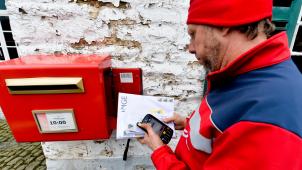 Plusieurs communes de Wallonie touchées par le plan de réduction des boîtes aux lettres rouges voulu par Bpost se mobilisent pour tenter de les sauvegarder.
