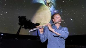 En novembre, sous la voûte du Planétarium de Bruxelles, le flûtiste Quentin Manfroy improvise pour la centaine de personnes qui l’encerclent.