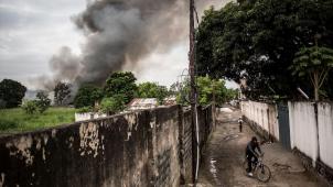A Kinshasa, un entrepôt de la Commission électorale a été détruit par un incendie criminel, et 8.000 machines à voter seraient parties en fumée.