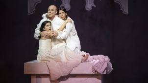 La scène du lit des trois aspirants amoureux (Devos, Siragusa, Lo Monaco) est traitée  avec la délicatesse d