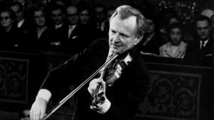 Pas de baguette, Boskovsky reste un musicien parmi les musiciens, et c’est de son archet qu’il lance ses indications.