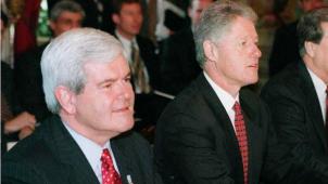 A l’avant-plan, l’ancien «
speaker
» de la Chambre des représentants Newt Gingrich et l’ancien président américain Bill Clinton.