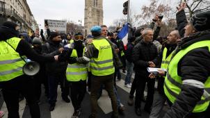 A Paris, samedi, des manifestants arboraient des brassards blancs et jouaient les médiateurs entre les gilets jaunes et les forces de l’ordre.