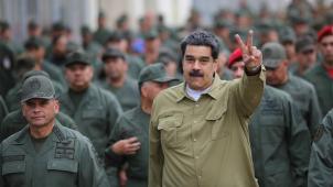 Le président Nicolas Maduro n’a pas échappé aux autres «
malédictions
» du continent. Il a renforcé le militarisme, octroyant à l’armée, garante ultime du régime, prébendes et privilèges pour assurer sa loyauté.