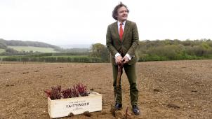 Pierre-Emmanuel Taittinger a planté ses premières vignes à Chilham dans le Kent, région où il a acheté 40 hectares de terres.