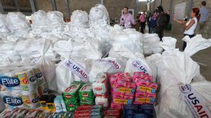 En sacs ou par paquets, les produits acheminés par les Américains s’entassent dans un vasre entrepôt de Cucuta.