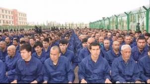 Une des rares images accessibles au public de minorités ethniques incarcérées dans la région de Xinjiang
: des détenus d’un «
centre d