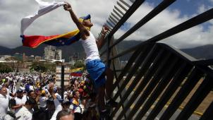 « Nous n’avons pas d’armes mais un peuple en colère est plus puissant que les armes » espérait un jeune homme,  qui comme des milliers  de Vénézuéliens s’était amassé  à la frontière ce samedi pour faire passer l’aide humanitaire  et « libérer le pays ».