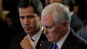 Le président vénézuélien autoproclamé Juan Guaido (à g.) a notamment rencontré le vice-président américain Mike Pence lors de la réunion du Groupe de Lima, lundi à Bogota.