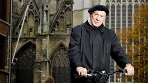 Monseigneur Léonard, photographié en 2013 à vélo devant la cathédrale de Malines, siège de l’archidiocèse de Malines-Bruxelles dont il fut le  patron  entre 2010 et mai 2015. «
J’y ai été aimé mais aussi controversé
», nous explique-t-il.
