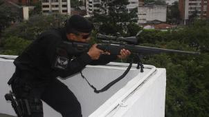 Un tireur d’élite de la police nationale colombienne armé d’un fusil Sig Sauer.