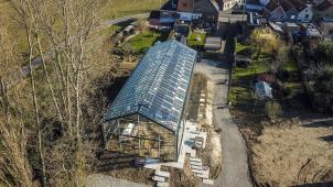 Sur son versant sud, la toiture en verre de la maison serre est équipée de 72 panneaux photovoltaïques qui la rendent autonome en électricité.