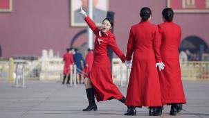 Un pas de danse et un moment de détente, lundi sur la place Tian Anmen, pour les hôtesses sélectionnées pour l’Assemblée nationale populaire.