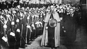 En janvier 1939, Eugenio Pacelli devient le pape Pie XII. Il restera en poste jusqu’à son décès en 1958. Jamais il ne dénoncera clairement le nazisme.