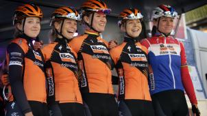 Les coureuses de Boels-Dolmans au départ. L’équipe néerlandaise, dominante en ce début de saison, est de plus en plus comparée à la formation belge Deceuninck-Quick-Step chez les hommes. ©PhotoNews