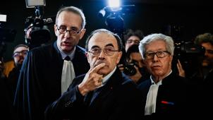 Le cardinal Barbarin entouré de ses avocats © AFP