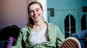 Adélaïde Charlier, 18 ans, chez elle à Namur
: «
À la maison, j’impose un repas local par semaine
! Et nous avons diminué au maximum la consommation de viande
».