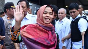 Le grand sourire de soulagement de Siti Aisyah à son retour en Indonésie.