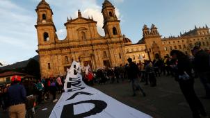 «
Vérité
!
»
: des manifestants sont descendus dans les rues de Bogota, mercredi, en soutien à la mise en place d’un Tribunal spécial pour la Paix chargé de juger tous les acteurs du conflit.