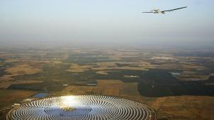 Solar Impulse survolant la centrale solaire de Séville, en Espagne.