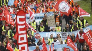 Plusieurs milliers de salariés travaillant dans les transports — aérien, maritime, ferroviaire, routier — dans l’Union européenne ont manifesté mercredi à Bruxelles contre le dumping social qui frappe leur secteur.