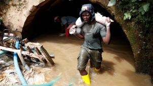 Les travailleurs locaux sont mis à très rude épreuve pour extraire l’or des mines de Makala. Mais ni eux ni la population congolaise n’en tirent le moindre bénéfice...