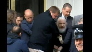 L’arrestation d’Assange a été menée en vertu d’un mandat de juin 2012 délivré par le tribunal londonien de Westminster, pour non présentation au tribunal.