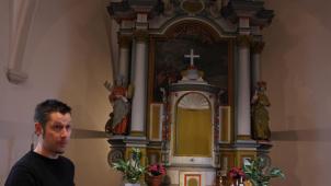 A l’église de Metzert, Henri Carême a pu déterminer qui se cachait derrière la peinture découpée partiellement et cachée par un tabernacle qui n’est pas d’origine...