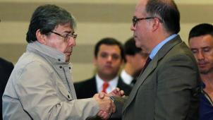 Poignée de mains entre Julio Borges (à dr.), poids lourd de l’opposition vénézuélienne à Maduro, et le ministre colombien des Affaires étrangères, Carlos Holmes Trujillo, samedi à Bogota.