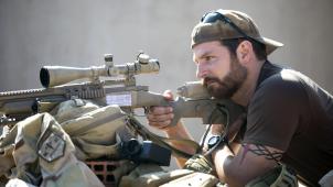 Tireur d’élite, Chris Kyle (Bradley Cooper), est envoyé en Irak pour protéger ses camarades.