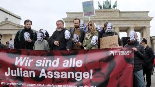 Manifestation de soutien à Julian Assange, jeudi 2 mai à Berlin. Parmi les manifestants, on reconnaît l’artiste chinois Ai Weiwei, qui fut lui aussi un temps inquiété par les autorités de son pays.