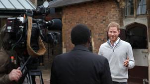 Le prince Harry en train d’annoncer l’heureuse nouvelle aux médias à Windsor © EPA