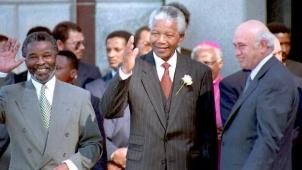 Nelson Mandela, entouré de Thabo Mbeki et de Frédérik de Klerk.