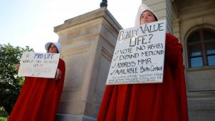 Des femmes habillées comme dans «
La servante écarlate
» se mobilisent pour dénoncer les atteintes au droit à l’avortement dans plusieurs Etats américains - ici, à Atlanta, en Georgie, le 7 mai dernier.