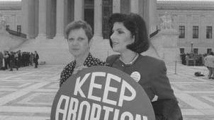 Norma McCorvey (à gauche) et l’avocate Gloria Allred, devant la Cour suprême, en 1989.