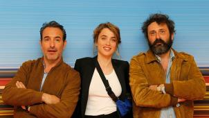 Jean Dujardin en daim chic à côté de sa partenaire Adèle Haenel et du réalisateur barbu Quentin Dupieux en daim vintage.