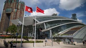 Le drapeau de Hong Kong et celui de Pékin flottent devant la nouvelle gare de West Kowloon
: une coûteuse liaison TGV relie désormais la ville au reste du continent.