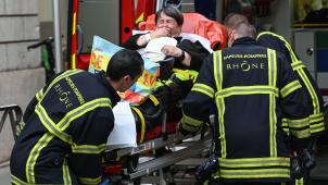 Evacuation d’un blessé après l’explosion d’un colis piégé, vendredi soir à Lyon.