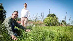 Gauthier Fontaine et Joseph Godet de l’administration communale de Tournai expliquent comment la commune se passent des pesticides depuis plus de 10 ans.