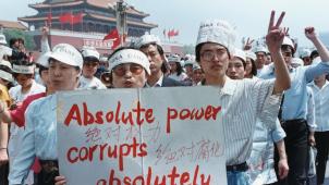 «
Le pouvoir absolu corrompt absolument
»
: un groupe de journalistes apporte son soutien aux étudiants de la place Tian An Men, le 17 mai 1989.