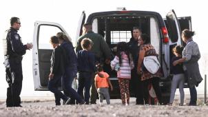 Arrestation d’une famille de migrants par une patrouille de gardes-frontières américains
: les embûches se multiplient pour les candidats au passage du Mexique vers les Etats-Unis.