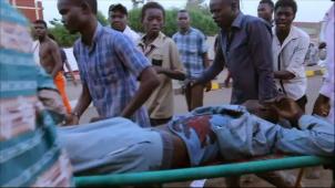 Capture d’écran d’une vidéo postée par le militant Ahdmed Kwarte le 3 juin sur Facebook montrant des manifestants portant l’un des leurs, blessé par les Forces de soutien rapide, déployées à Khartoum.