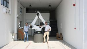 Jonas Vandeven (à droite) et Luai Al Kurdi, ingénieur 3D, veillent à la destinée du bureau 3D à Dubaï.