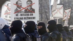 Manifestation à Riga, en Lettonie, contre les nostalgiques du régime hitlérien et ceux du régime stalinien.
