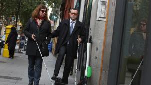 En ville, il y a de nombreux obstacles que les personnes handicapées doivent surmonter, c