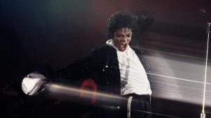 Alors que la vie privée est en passe d’effacer son œuvre et que plusieurs radios ont décidé de le bannir de leur antenne, qu’on le veuille ou non, la musique de Michael Jackson est plus vivante que jamais.