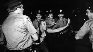 28 juin 1969
: la police new-yorkaise intervient sans ménagement devant le Stonewall Inn...
