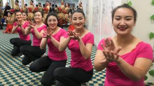 Accueil d’une délégation officielle dans le Xinjiang
: les femmes ouïgoures sont invitées à montrer leur beauté, mais un code vestimentaire strict est imposé dans les lieux publics.